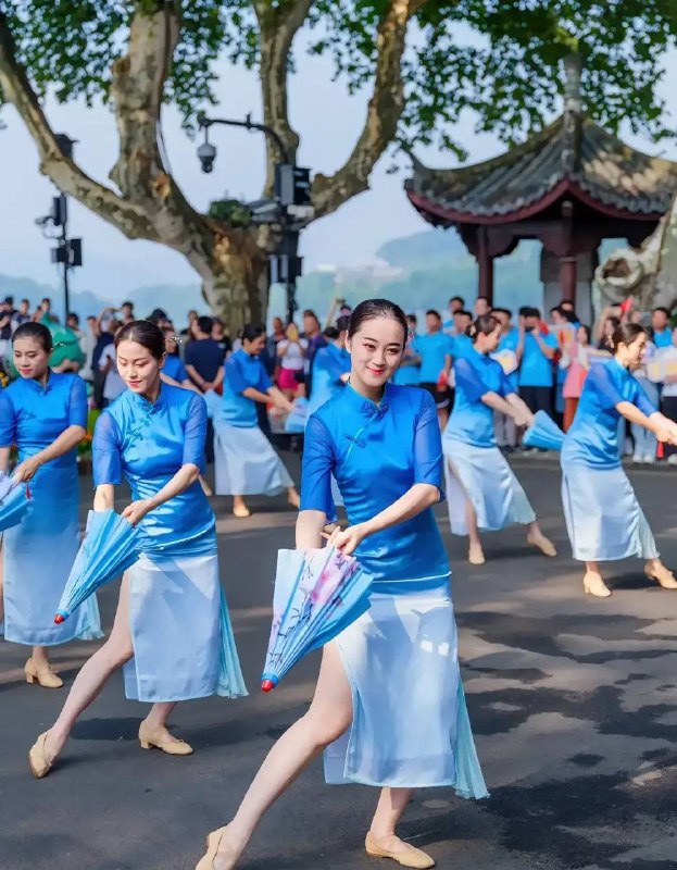 西湖歌舞迎来八方来客 #亚运会by 匿名投稿