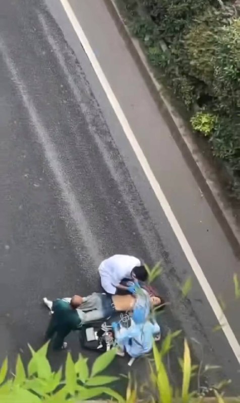 骑摩托人飞下桥 😑估计没救了感谢家人们投稿！骑摩托人飞下桥 😑估计没救了感谢家人们投稿！