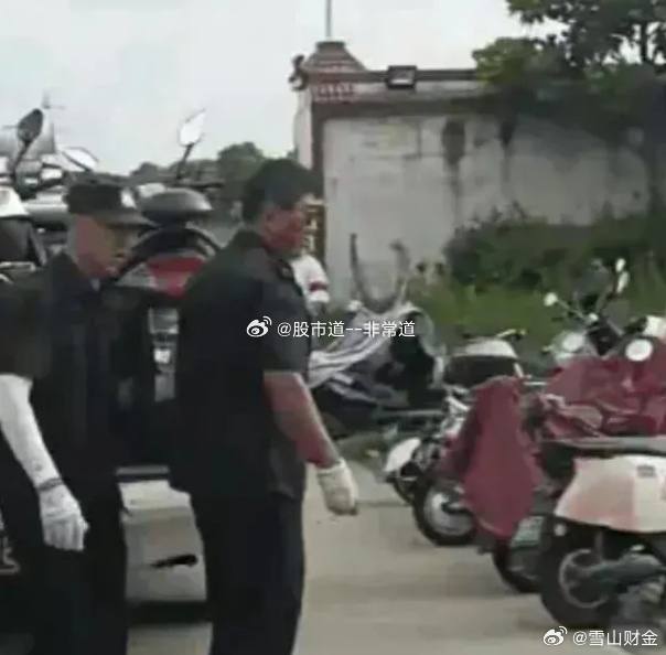 近日在江苏苏州一家工厂门口发生了一起令人震惊的事件