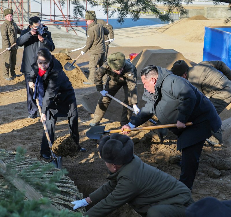 金正恩在首都平壤为海外军事作战牺牲的援俄将士建功勋纪念馆2026年1月5日，金正恩带着女儿金主爱参加“义务劳动”，亲手植下纪念树