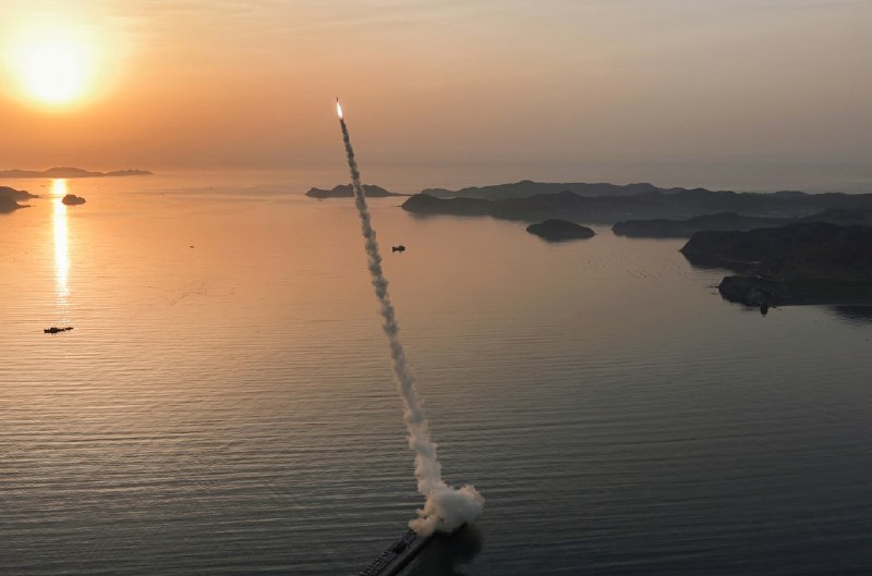 朝中社平壤 4 月 20 日电　朝鲜民主主义人民共和国导弹总局 4 月 19 日进行经改良的“火星炮－11丁”型地对地战术弹道导弹试射，评估了导弹战斗部威力