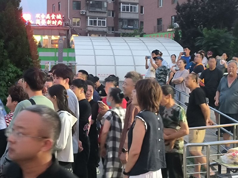 辽宁大连 山东路地铁口，城管没收羊肉串老板摆摊东西，往车上扔同时被质疑证件作假老板娘站车上，拿上来一个 扔下一个感谢家人们投稿！辽宁大连 山东路地铁口，城管没收羊肉串老板摆摊东西，往车上扔同时被质疑证件作假老板娘站车上，拿上来一个 扔下一个感谢家人们投稿！