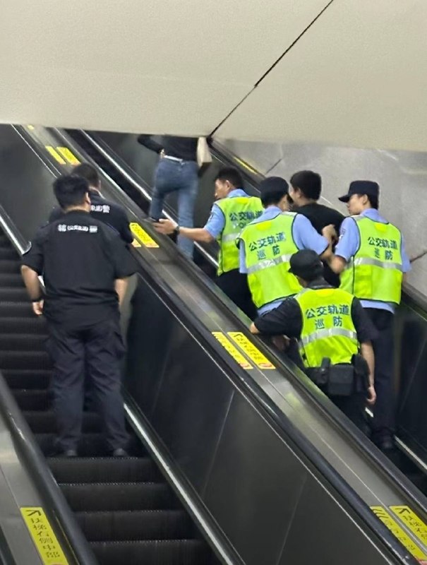 南京地铁3号线一少年情绪失控，被乘客合力控制8月15日，江苏南京