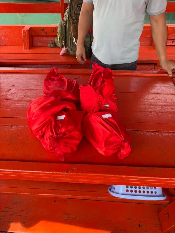 6位中国人骨灰在西港被撒入大海今天上午柬埔寨知名爱心人士机车大叔、胖姐、刘思伟等人在西港海边将6位在柬离世后、家属放弃认领的中国逝者骨灰撒入大海