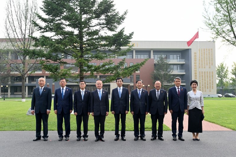 金正恩 在 16 号会见王沪宁率领的中华人民共和国党政代表团，代表团参谒锦绣山太阳宫、参观朝鲜劳动党中央干部学校，并在羊角岛国际饭店参加《朝中友好合作互助条约》签订 65 周年纪念招待会 #金正恩感谢家人们投稿！金正恩 在 16 号会见王沪宁率领的中华人民共和国党政代表团，代表团参谒锦绣山太阳宫、参观朝鲜劳动党中央干部学校，并在羊角岛国际饭店参加《朝中友好合作互助条约》签订 65 周年纪念招待会 #金正恩感谢家人们投稿！