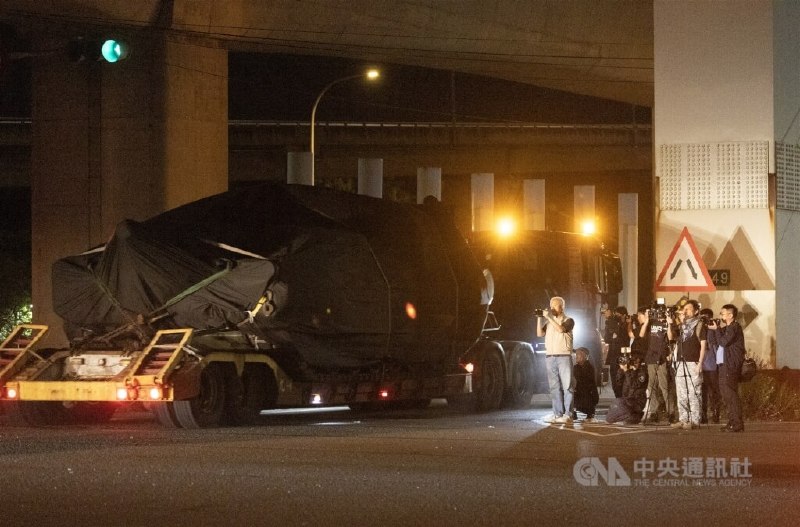 台湾对美采购的最后 1 批、28 辆 M1A2T 坦克昨晚运抵台北港，于今天（4 月 27 日） 0 时 10 分起由民间大型拖板车运载驶离台北港，将转运至位于新竹湖口的装甲兵训练指挥部
