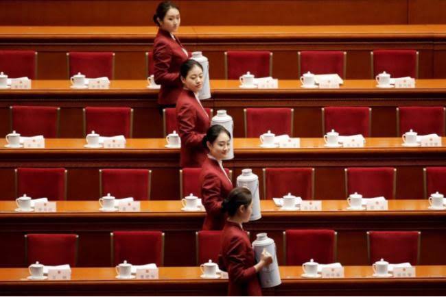 #中国🇨🇳隐形女性应该有政治发言权作家是小说《莲花》和回忆录《社会主义很伟大！》的作者“女人支撑着半片天空，”毛泽东著名地声称