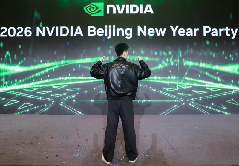 英伟达 员工晒 年会 最牛 年终奖，黄仁勋 亲笔签名 的 皮衣​感谢家人们投稿！英伟达 员工晒 年会 最牛 年终奖，黄仁勋 亲笔签名 的 皮衣​感谢家人们投稿！