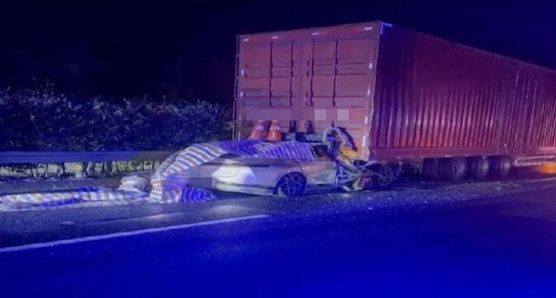 太相信 #中国国产车 智能驾驶！他放手开车「0煞车撞上联结车」3人惨死！调查结果出炉这起发生在 #中国 #江西 #瑞金 的重大死亡车祸，追撞前车的小客车是一辆配备 IACC 智慧驾驶辅助系统的 #长安（#Changan） 纯电动小轿车，被撞的车辆则是一辆重型半挂牵引车（联结车/货柜车）