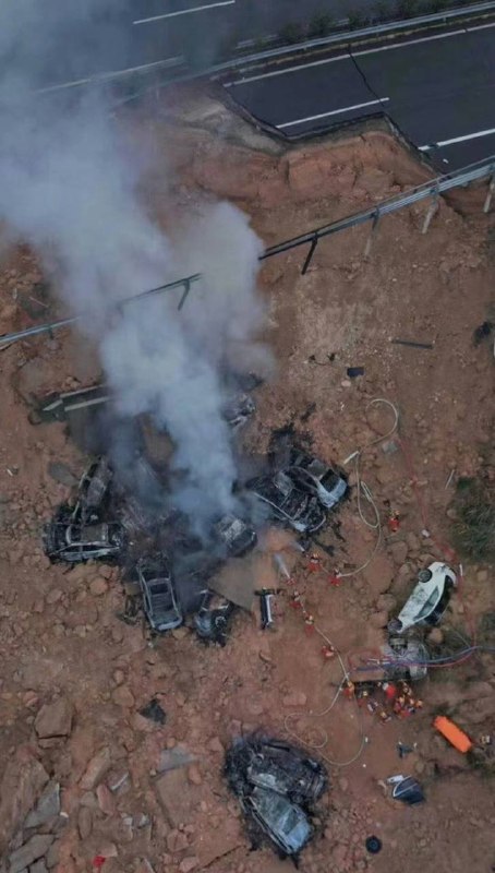 梅龙 高速 路面 #塌陷 #航拍 画面曝光梅龙 高速 路面 #塌陷 #航拍 画面曝光