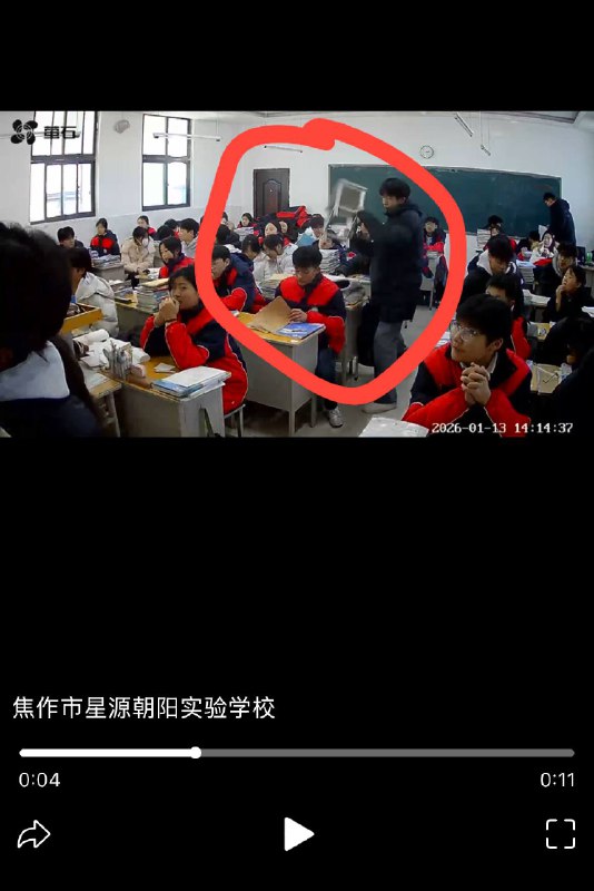 网传：焦作市星源朝阳实验学校，一学生拿凳子猛砸同学头部#杀人 #焦作感谢群友投稿！🙏网传：焦作市星源朝阳实验学校，一学生拿凳子猛砸同学头部#杀人 #焦作感谢群友投稿！🙏