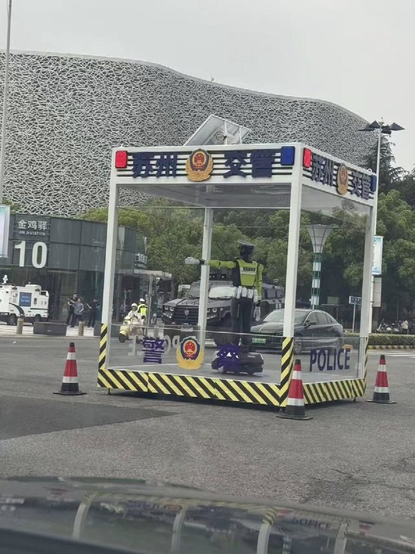 近日，在苏州街头，机器人交警开始“上岗”指挥交通