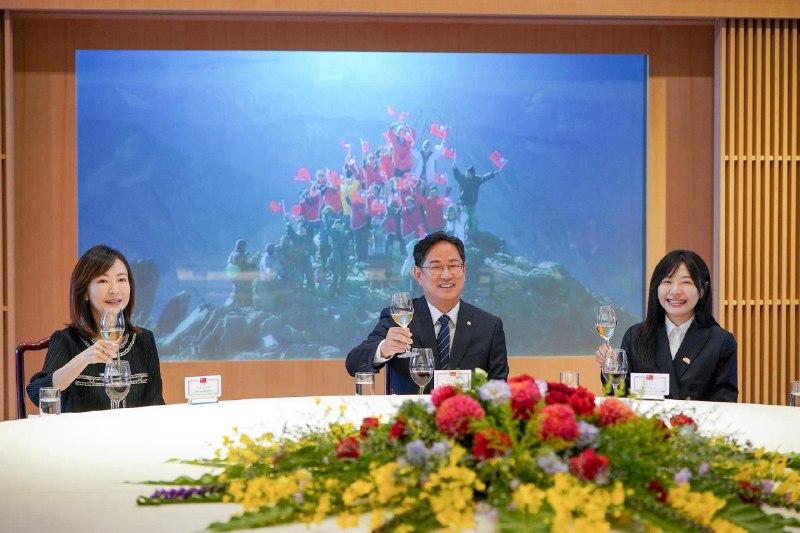 韩国议员访台 北京促韩勿向台独势力发错误信号据台湾外交部官网消息，外交部政务次长吴志中星期一（6月8日）设午宴款待韩国跨党派国会议员访问团，三名成员包括国民力量党议员朴洙莹（Park Soo Young）、共同民主党议员郭相彦（Kwak Sang Eon）及祖国革新党议员金载原（Kim Jae Won），席间就台韩关系、共同应对地缘政治挑战、政经及文化交流、半导体与AI产业发展等议题深入交换意见