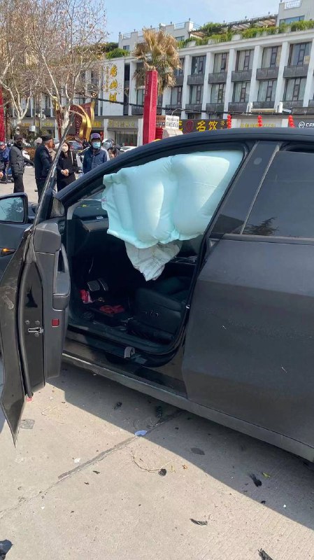 补充#南京 #特斯拉 #车祸 血洒现场 🩸补充#南京 #特斯拉 #车祸 血洒现场 🩸