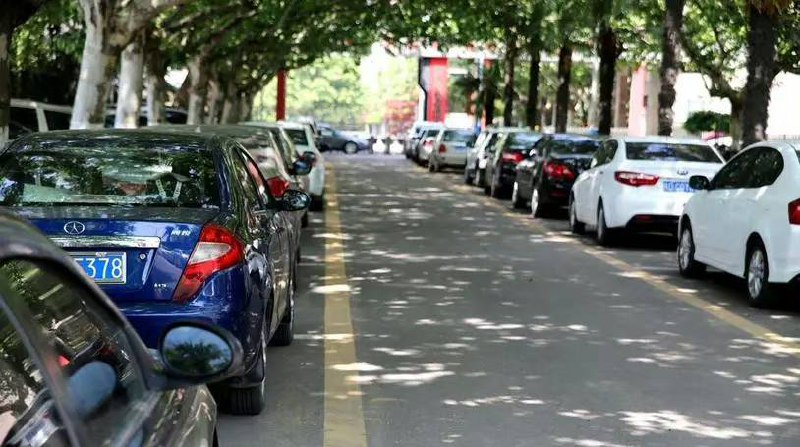 平台是怎么用200万，撬动72亿元的融资的？拿广西某城市的一个真实的案例来说：大家都知道，每一个城市路边都画了很多停车位，而广西某城市，他把路边的停车位，都包给了某平台公司经营，然后这家平台公司把未来25年的收益抵押给银行，获得了72亿元的贷款，平台公司拿到贷款后，又给了财政