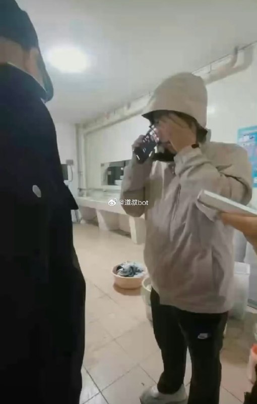 华北电力大学保定校区，一名男生趁宿舍人脸识别门禁尚未启动，戴假发混入女生宿舍楼，因在厕所隔间发出笑声被同学识破！该男生谎称走错了，随后又改口是为了等女生休息后，潜入浴室偷走二手贴身衣物转卖赚钱