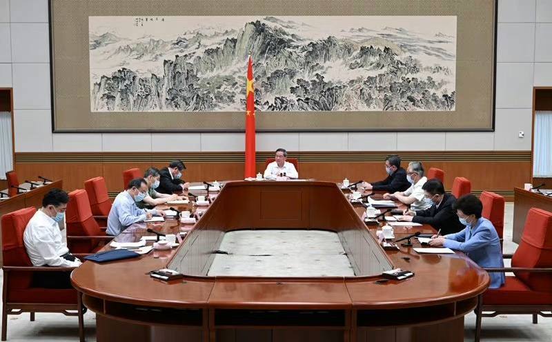 #秦刚 6月9日参加会议时的状态，图一为新华社审定后刊发的照片