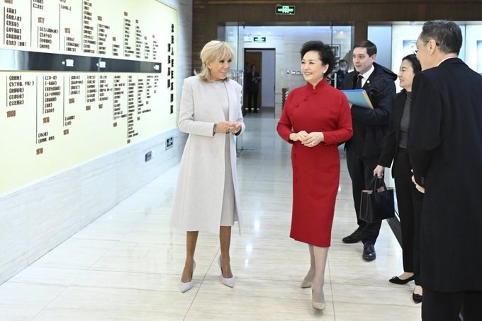 老公们谈国事，两位 第一夫人 在做什么？逛首都剧场CCTV 播出了她们今天在北京的活动