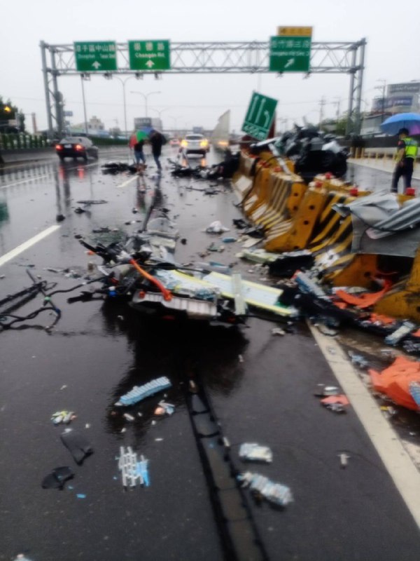 #酒駕 #車禍 發生在台灣台中，車上2人當場死亡，特斯拉車子斷成2截#酒駕 #車禍 發生在台灣台中，車上2人當場死亡，特斯拉車子斷成2截