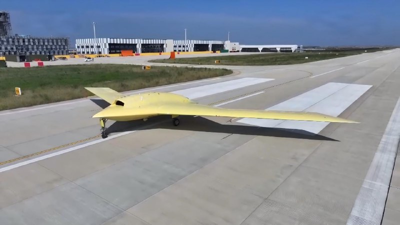 中国 继 九天 #无人机“航母”首习成功后，近日，隐身 无人机 彩虹 又顺利试飞CCTV《新闻联播》以《新型隐形高空长航时无人机“彩虹红-7（CH-7）”已完成首飞》为题报道此事，可见这不是小事——在世界范围都是领先的，可在敌方防空体系内部长期滞空而不被发现