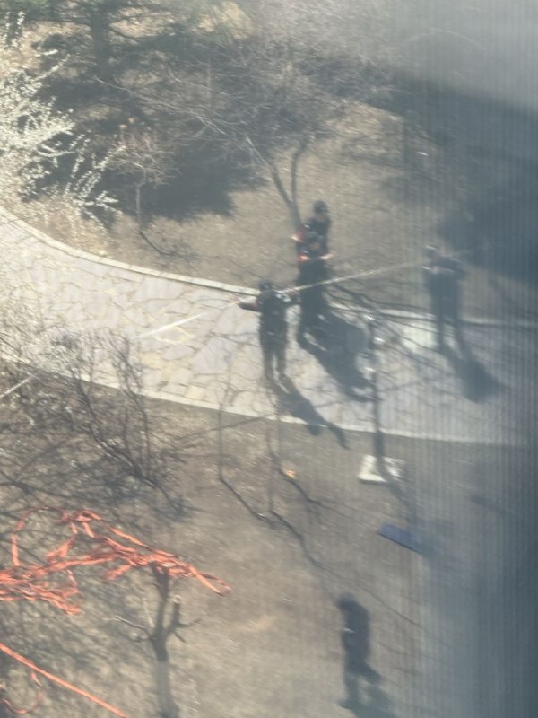 今天上午12点多辽宁省沈阳市大东区明城嘉苑小区，有一名安装窗户的工人从28楼连同绳子还有框架一同坠落身亡，有大量警察在现场，周围拉起警戒线，坠亡工人尸体盖上了黑布感谢家人们投稿！今天上午12点多辽宁省沈阳市大东区明城嘉苑小区，有一名安装窗户的工人从28楼连同绳子还有框架一同坠落身亡，有大量警察在现场，周围拉起警戒线，坠亡工人尸体盖上了黑布感谢家人们投稿！