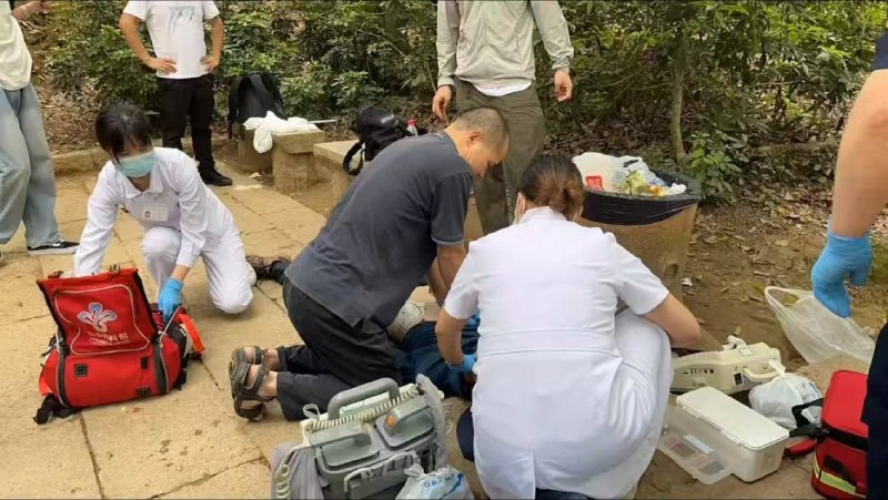 广东 深圳 大爷爬梧桐山累死了，最后直接直升机吊下山了 #爬山 #事故感谢家人们投稿！广东 深圳 大爷爬梧桐山累死了，最后直接直升机吊下山了 #爬山 #事故感谢家人们投稿！