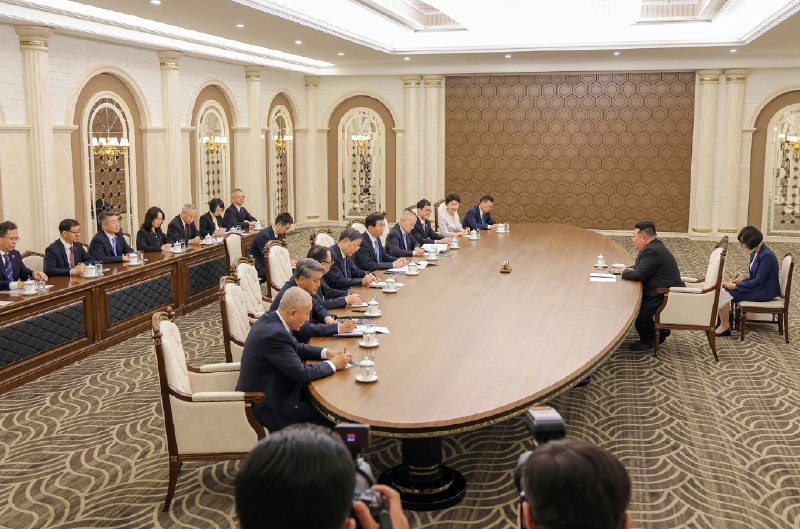 金正恩 在 16 号会见王沪宁率领的中华人民共和国党政代表团，代表团参谒锦绣山太阳宫、参观朝鲜劳动党中央干部学校，并在羊角岛国际饭店参加《朝中友好合作互助条约》签订 65 周年纪念招待会 #金正恩感谢家人们投稿！金正恩 在 16 号会见王沪宁率领的中华人民共和国党政代表团，代表团参谒锦绣山太阳宫、参观朝鲜劳动党中央干部学校，并在羊角岛国际饭店参加《朝中友好合作互助条约》签订 65 周年纪念招待会 #金正恩感谢家人们投稿！