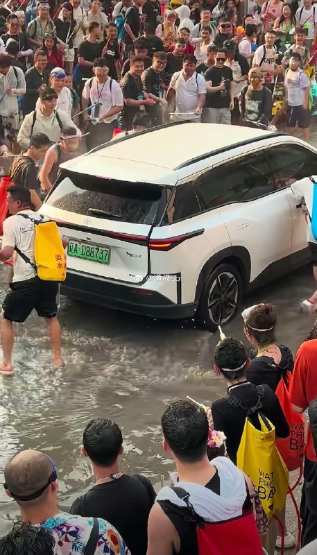 4月14日，云南西双版纳景洪市泼水节现场，一汽车车门及后备箱被人拉开，多人向内喷水！女子表示，多人向内喷水时自己父母坐在车内，全身被淋湿