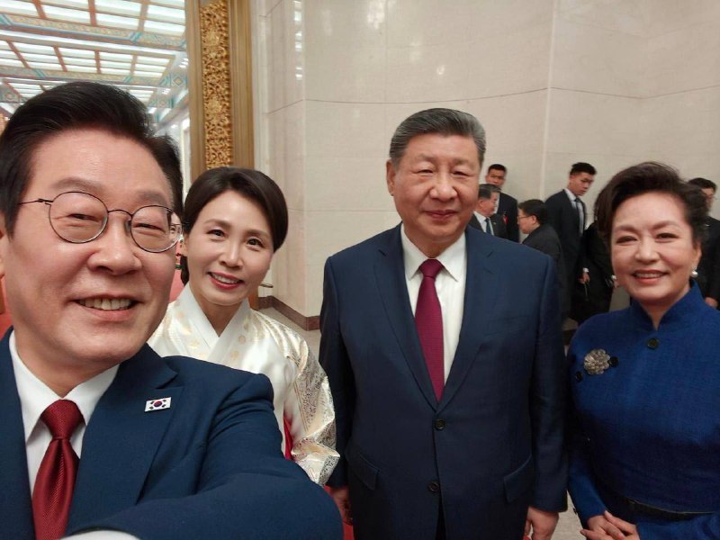 习近平看了李在明的自拍后，说拍照技术真不错😁😁#韩国 #李在明 #习近平感谢家人们投稿！习近平看了李在明的自拍后，说拍照技术真不错😁😁#韩国 #李在明 #习近平感谢家人们投稿！