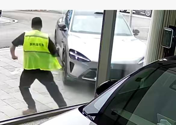 哈哈哈，重庆车友群发的，现场，车友的店被干了 #车祸 #冲店感谢家人们投稿！哈哈哈，重庆车友群发的，现场，车友的店被干了 #车祸 #冲店感谢家人们投稿！