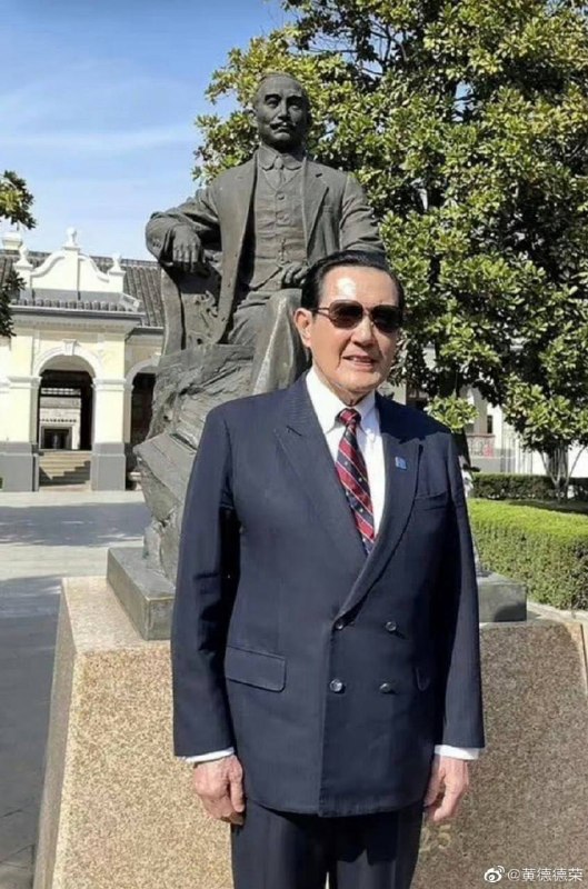 #马英九 祖坟现在列入湖南湘潭文博保护了网友自己老家有条路烂了几十年，最近因为马英九要回乡祭祖，十天就翻新好了