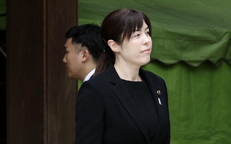 日本国防部长小泉到靖国神社参拜日本防卫相小泉进次郎在“终战日”15日参拜了位于东京九段北的靖国神社