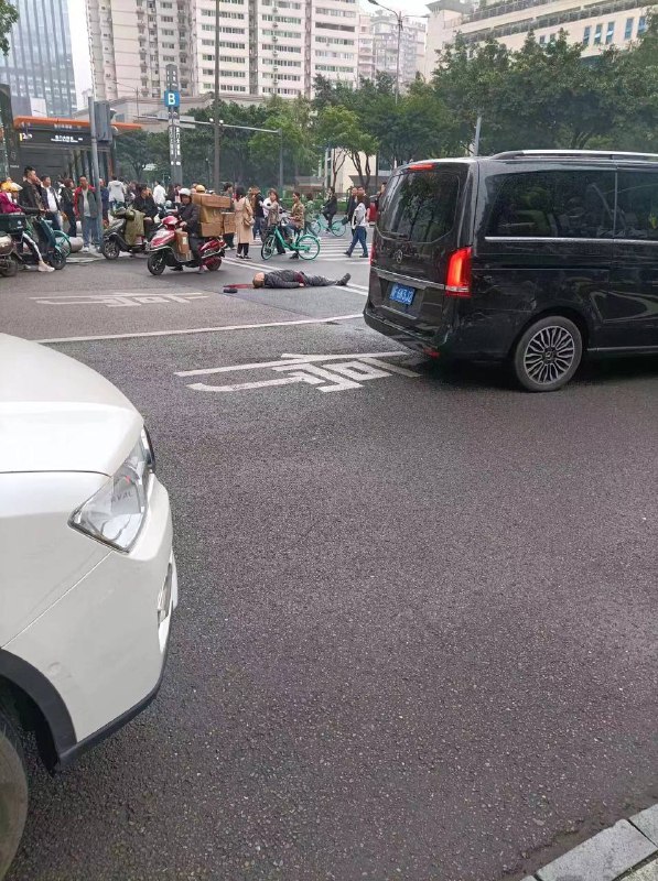 拉车门 拖倒 😑 #聊天记录 那女的单行道 那个男的切拉 结果女的没管 骂了两句 男的拉车门 女的直接开走 碾死的 群友们看看 👀是不是 #碰瓷 #车祸 #碾压拉车门 拖倒 😑 #聊天记录 那女的单行道 那个男的切拉 结果女的没管 骂了两句 男的拉车门 女的直接开走 碾死的 群友们看看 👀是不是 #碰瓷 #车祸 #碾压