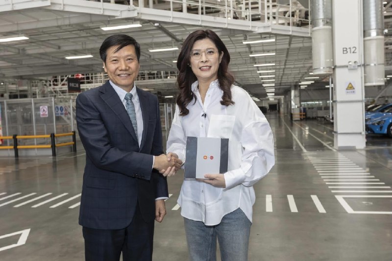 雷军送郑丽文一部小米手机感谢家人们投稿！雷军送郑丽文一部小米手机感谢家人们投稿！