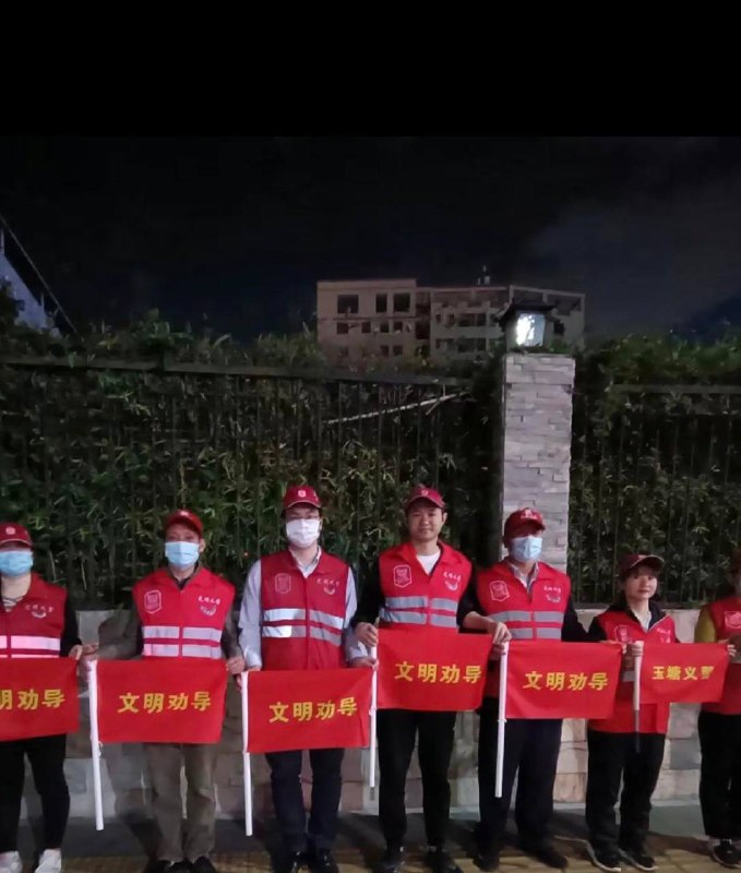 4月3日成都，一个路口十几个人管理交通，这就是成都在创文明城市，搞几天就消失，所有人都知道是假的，全国上下都在造假 #形式主义4月3日成都，一个路口十几个人管理交通，这就是成都在创文明城市，搞几天就消失，所有人都知道是假的，全国上下都在造假 #形式主义