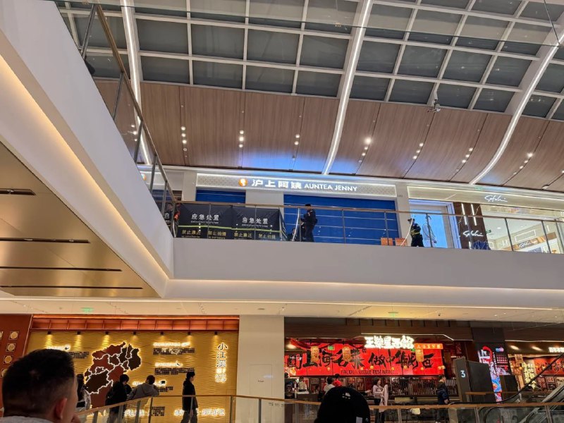 1月10日 江西南昌万象城 一男子无故持刀行凶追砍路人，商场保安在阻止时被其一刀捅在胸部，血流一地，特警到场后封锁现场并呵斥路人不得拍摄#南昌 #万象城 #刀仔 #砍人 #血腥 感谢家人们投稿！1月10日 江西南昌万象城 一男子无故持刀行凶追砍路人，商场保安在阻止时被其一刀捅在胸部，血流一地，特警到场后封锁现场并呵斥路人不得拍摄#南昌 #万象城 #刀仔 #砍人 #血腥 感谢家人们投稿！