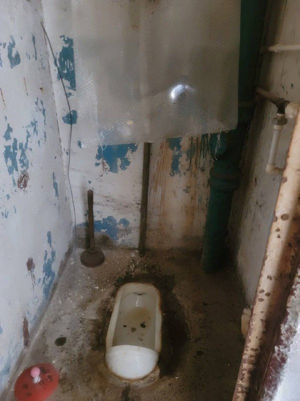 实名举报！洛阳民警韩国卿长期辱骂老人，造成老人心脏病发作身亡！韩国卿在儿子韩天叙就读东方二小时搬到位于洛阳市涧西区拖厂六号街坊3号楼4门401室，长期与郭丽雅以夫妻名义展开同居生活，长时间侵犯楼下以及对门老人家合法权益，401室漏水到楼下301室，漏水到4楼过道，从不维修，老人家找他维修，好话说尽，拒不维修，反污蔑是老人家自己往天花板上泼水，后找几位社会人对老人家破口大骂，扬言要扣光老人家的退休金！老人家没有手机无法录屏，无法曝光该民警的恶劣行径，长时间在家中漏水处搭棚生活，使用痰盂倒屎倒尿，直到2022年老人家心脏病发住院，老人家都是50年代从上海支援洛阳城市建设发展的技术人员，为洛阳的城市建设发展做出了毕生贡献，退休前也是一名干部，并且获得了工作领域方面的终身成就奖，不料在退休后遭到洛阳民警如此羞辱，洛阳市就是这么对待曾经无私帮助洛阳城市发展的外来技术人员的！在老人家心脏病发住院后，其子女曾向国务院督察，纪检委，公安局，国家信访局实名举报该民警重婚，长期侵害群众合法权益均没有下文！国内发帖要么限流要么审核不通过，无奈之下只能通过外网举报，希望广大热心网友发声！#举报 #维权 #洛阳 #韩国卿实名举报！洛阳民警韩国卿长期辱骂老人，造成老人心脏病发作身亡！韩国卿在儿子韩天叙就读东方二小时搬到位于洛阳市涧西区拖厂六号街坊3号楼4门401室，长期与郭丽雅以夫妻名义展开同居生活，长时间侵犯楼下以及对门老人家合法权益，401室漏水到楼下301室，漏水到4楼过道，从不维修，老人家找他维修，好话说尽，拒不维修，反污蔑是老人家自己往天花板上泼水，后找几位社会人对老人家破口大骂，扬言要扣光老人家的退休金！老人家没有手机无法录屏，无法曝光该民警的恶劣行径，长时间在家中漏水处搭棚生活，使用痰盂倒屎倒尿，直到2022年老人家心脏病发住院，老人家都是50年代从上海支援洛阳城市建设发展的技术人员，为洛阳的城市建设发展做出了毕生贡献，退休前也是一名干部，并且获得了工作领域方面的终身成就奖，不料在退休后遭到洛阳民警如此羞辱，洛阳市就是这么对待曾经无私帮助洛阳城市发展的外来技术人员的！在老人家心脏病发住院后，其子女曾向国务院督察，纪检委，公安局，国家信访局实名举报该民警重婚，长期侵害群众合法权益均没有下文！国内发帖要么限流要么审核不通过，无奈之下只能通过外网举报，希望广大热心网友发声！#举报 #维权 #洛阳 #韩国卿