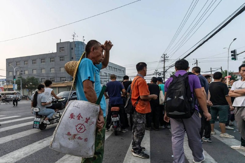 机器人进厂，工人睡公园：中国“最富县”的产业升级7月11日，据《纽约时报》，报道，曾生产全球约三分之一笔记本电脑、连续20多年位居中国“最强县”前列的江苏昆山，如今出现大批失业工人聚集公园等待日结工作，部分人找不到活，只能睡在长椅、帐篷和灌木丛旁