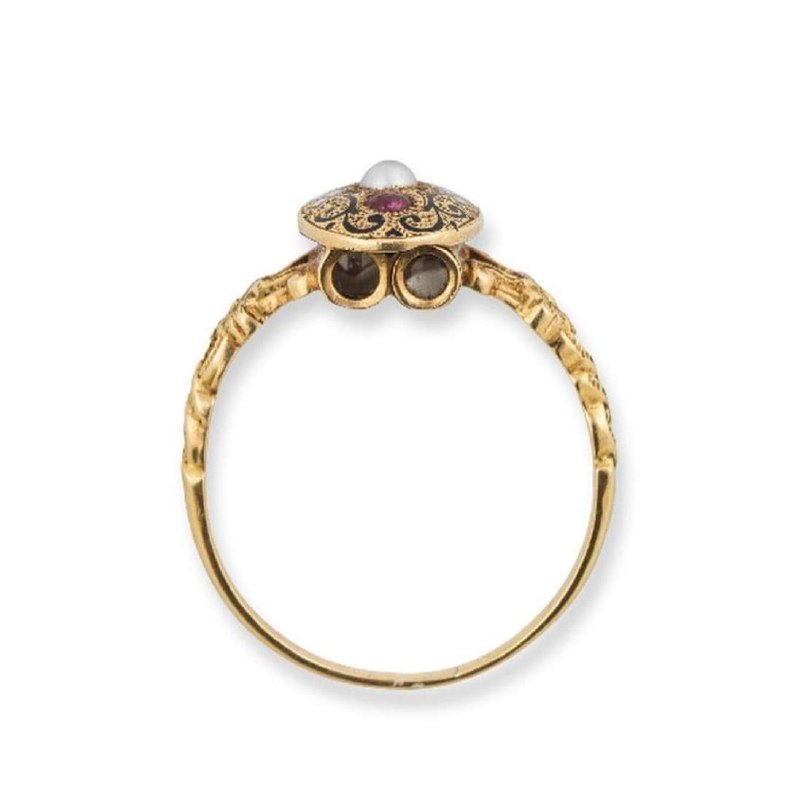 這是一枚1860年的古董戒指 #獵奇Here's looking at you....An antique ring from the 1860s with an exceptional surprise! Beneath the bezel is a tiny Stanhope viewer in which is a microphotograph of a lady. This minescule photo is the work of René Dagron, (1819-1900) who started his career as a portrait photographer, later moving into the genre of 