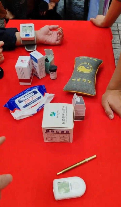 4月14日，杭州一诊所到当地小区进行义诊时，用一个针头给15人采血，居民担心传染疾病，诊所负责人：已开除涉事员工感谢家人们投稿！4月14日，杭州一诊所到当地小区进行义诊时，用一个针头给15人采血，居民担心传染疾病，诊所负责人：已开除涉事员工感谢家人们投稿！