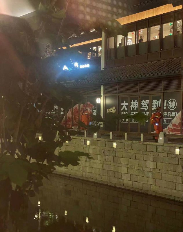 #吃瓜🍉 5月17日 在 #上海 蟠龙天地吃饭，吃着吃着看到一具尸体，但是有人说什么硅胶娃娃