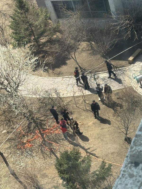 今天上午12点多辽宁省沈阳市大东区明城嘉苑小区，有一名安装窗户的工人从28楼连同绳子还有框架一同坠落身亡，有大量警察在现场，周围拉起警戒线，坠亡工人尸体盖上了黑布感谢家人们投稿！今天上午12点多辽宁省沈阳市大东区明城嘉苑小区，有一名安装窗户的工人从28楼连同绳子还有框架一同坠落身亡，有大量警察在现场，周围拉起警戒线，坠亡工人尸体盖上了黑布感谢家人们投稿！