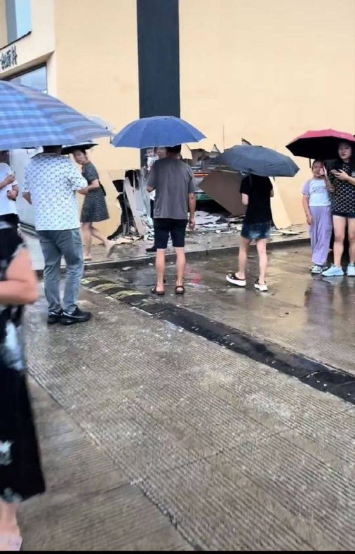 8月2日上午江苏南通一辆 #新能源 汽车比亚迪，撞穿商铺墙体，整辆车冲进商场内部，商铺墙体撞出来一个大洞 #车祸感谢来自某频道的投稿！8月2日上午江苏南通一辆 #新能源 汽车比亚迪，撞穿商铺墙体，整辆车冲进商场内部，商铺墙体撞出来一个大洞 #车祸感谢来自某频道的投稿！