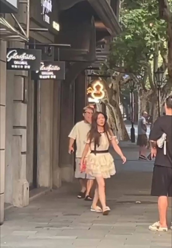 男子大街上  #搭讪 女孩不成