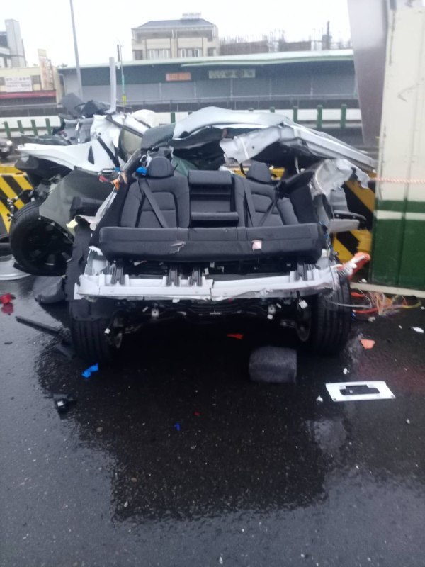 #酒駕 #車禍 發生在台灣台中，車上2人當場死亡，特斯拉車子斷成2截#酒駕 #車禍 發生在台灣台中，車上2人當場死亡，特斯拉車子斷成2截