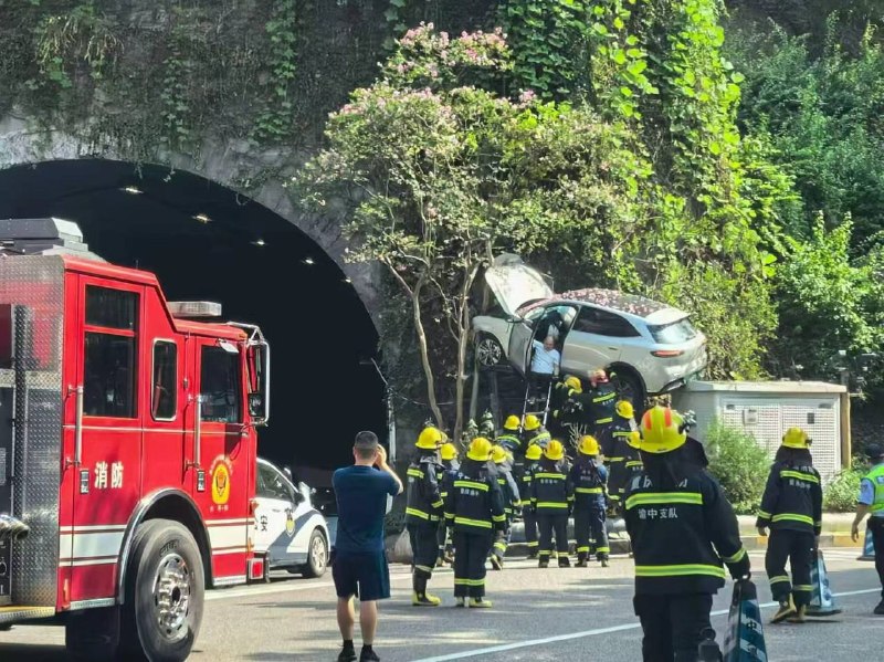 #飞车 说出来你可能不信，有辆车飞起来了