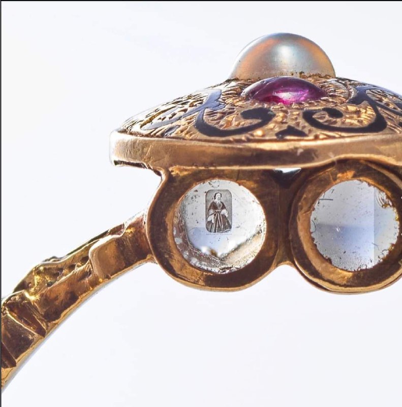 這是一枚1860年的古董戒指 #獵奇Here's looking at you....An antique ring from the 1860s with an exceptional surprise! Beneath the bezel is a tiny Stanhope viewer in which is a microphotograph of a lady. This minescule photo is the work of René Dagron, (1819-1900) who started his career as a portrait photographer, later moving into the genre of 