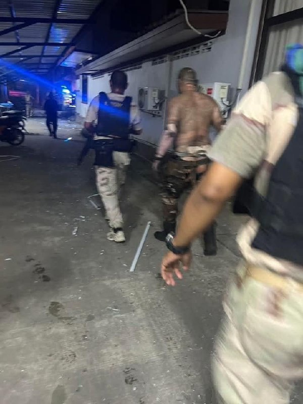 酿两死11伤泰国 陶公府双溪哥乐镇（Sungai Golok）星期六（3月8日）夜间发生爆炸与 枪击 #恐怖袭击 事件，造成两名志愿警察死亡，11人受伤