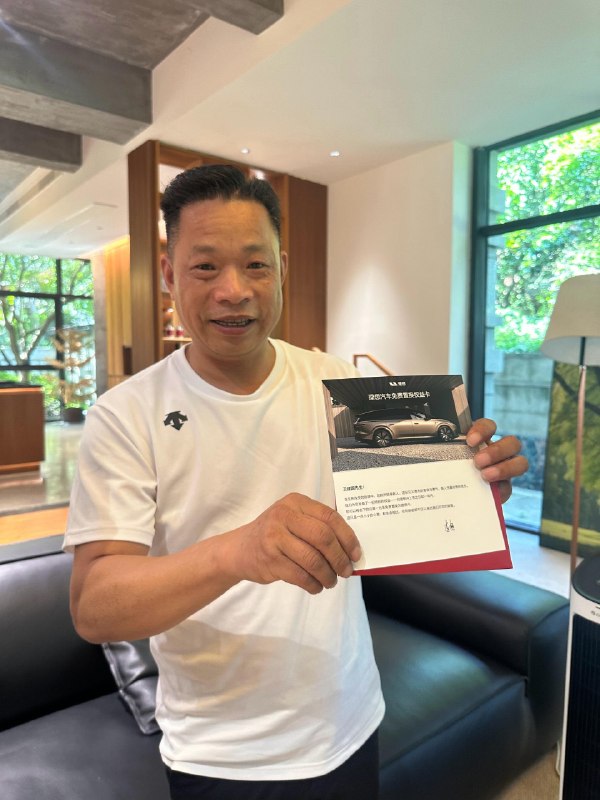 火场救人车主获李想赠车：名下任意车辆可免费置换理想i96月30日，沪渝高速G50上海青浦段发生惊险车祸，一台特斯拉失控撞击护栏并迅速起火，车内女驾驶员受伤被困，随时面临车辆爆燃危险