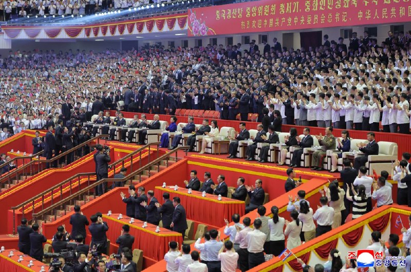 朝中社平壤 6 月 9 日电　专场文艺演出 6 月 8 日晚在平壤体育馆隆重举行，欢迎中国共产党中央委员会总书记、中华人民共和国主席习近平同志对我国进行国事访问，在新时代朝中友谊征程上开辟美好前景